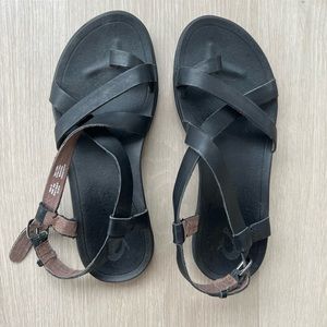 OluKai Upena strappy black sandal size 7